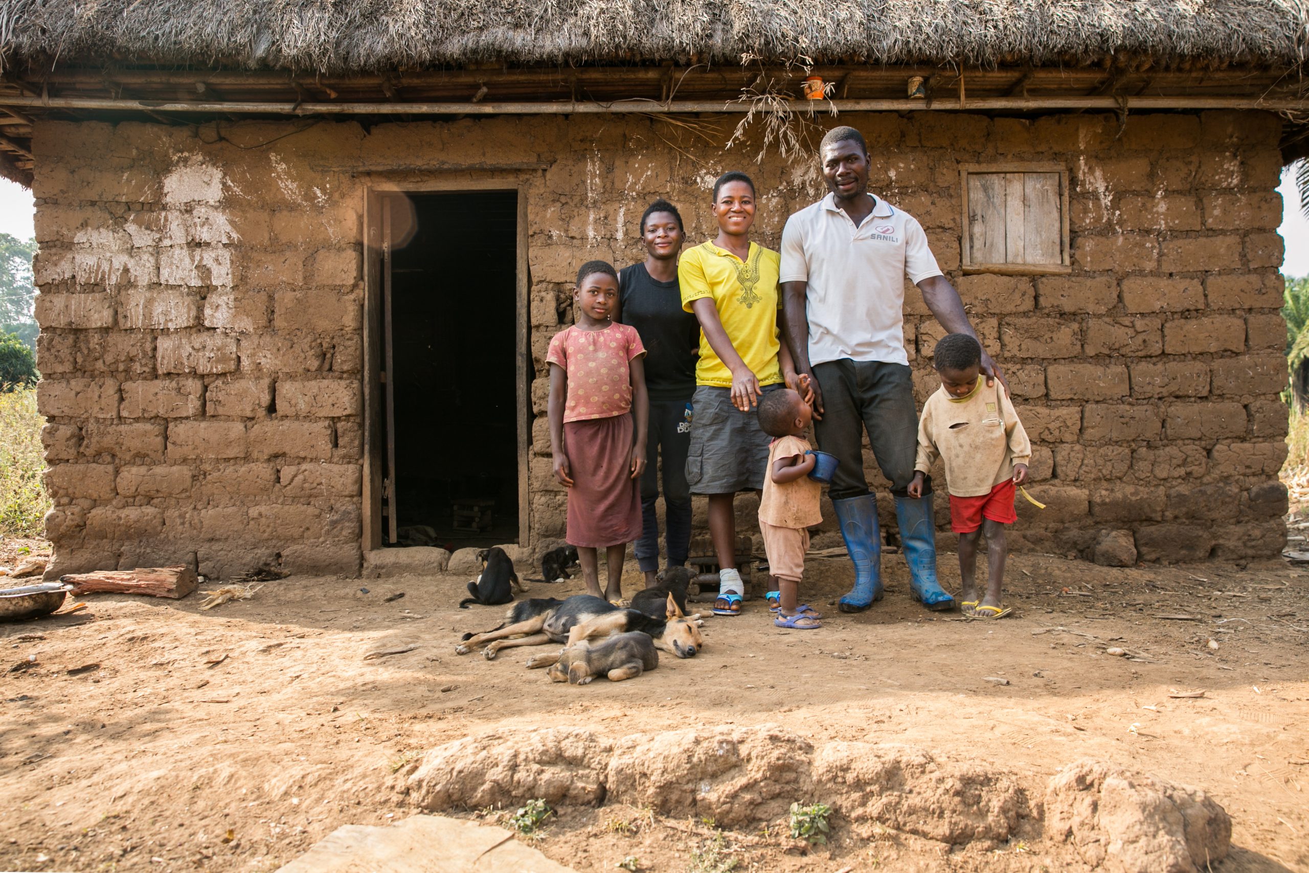 Een familie voor hun huis in Kameroen