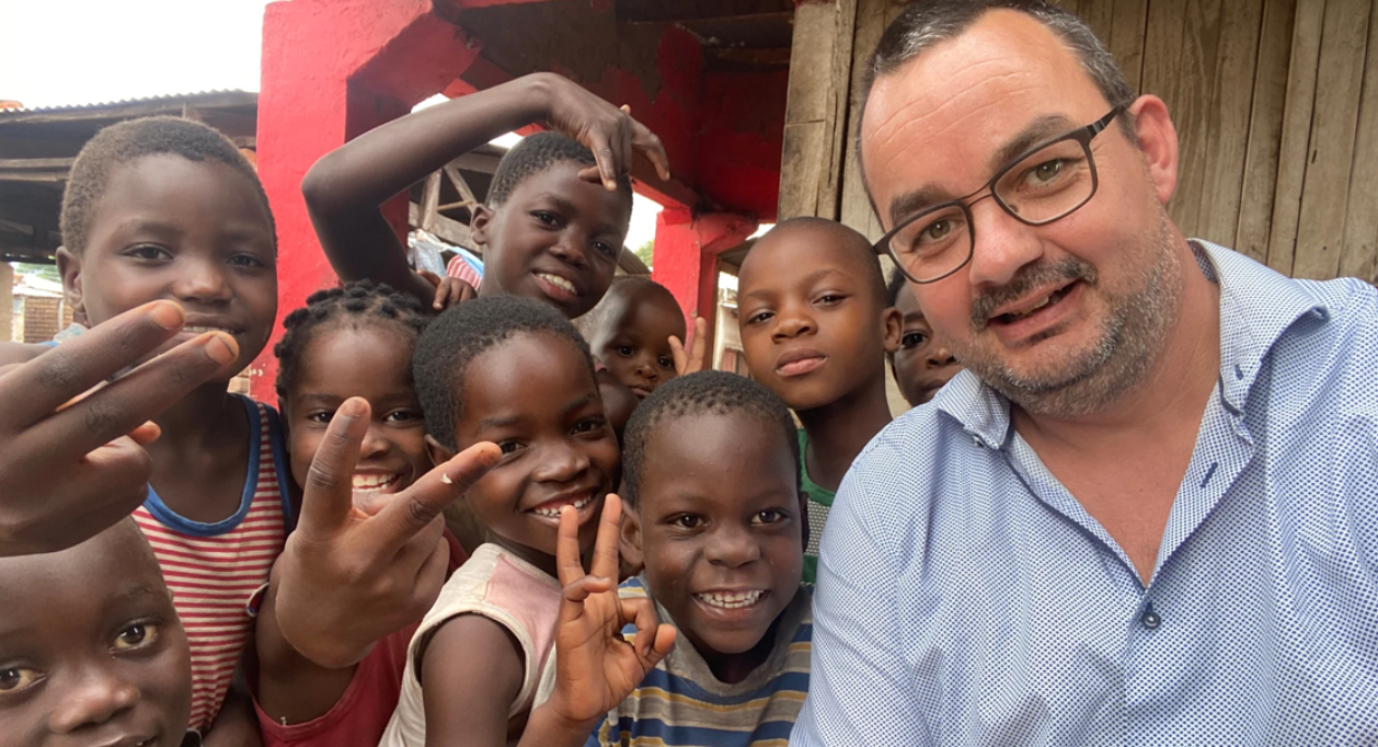 Derco Methorst met kinderen in Malawi
