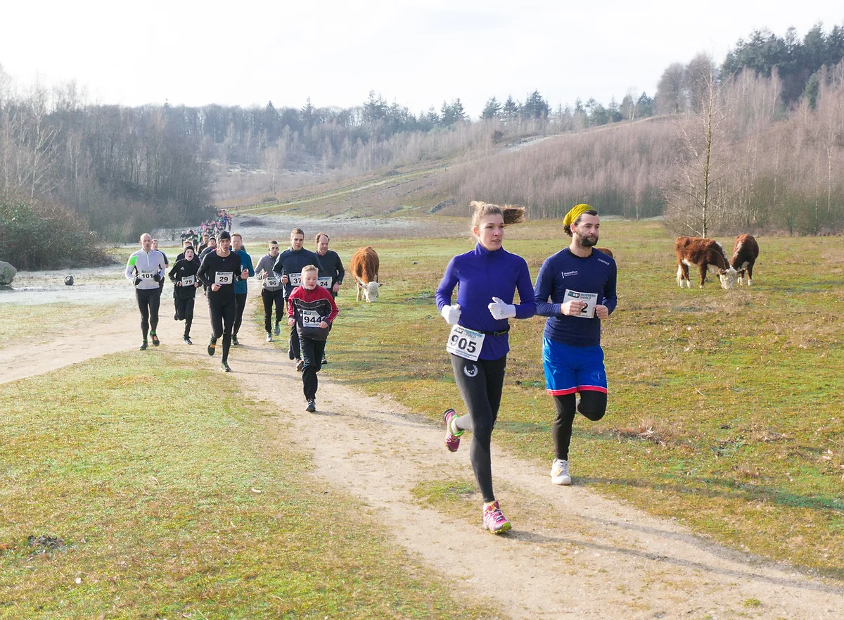 Hardlopers doen mee aan Kwintelooyen Winterrun. De geldopbrengst is voor Stichting Tree of Life.