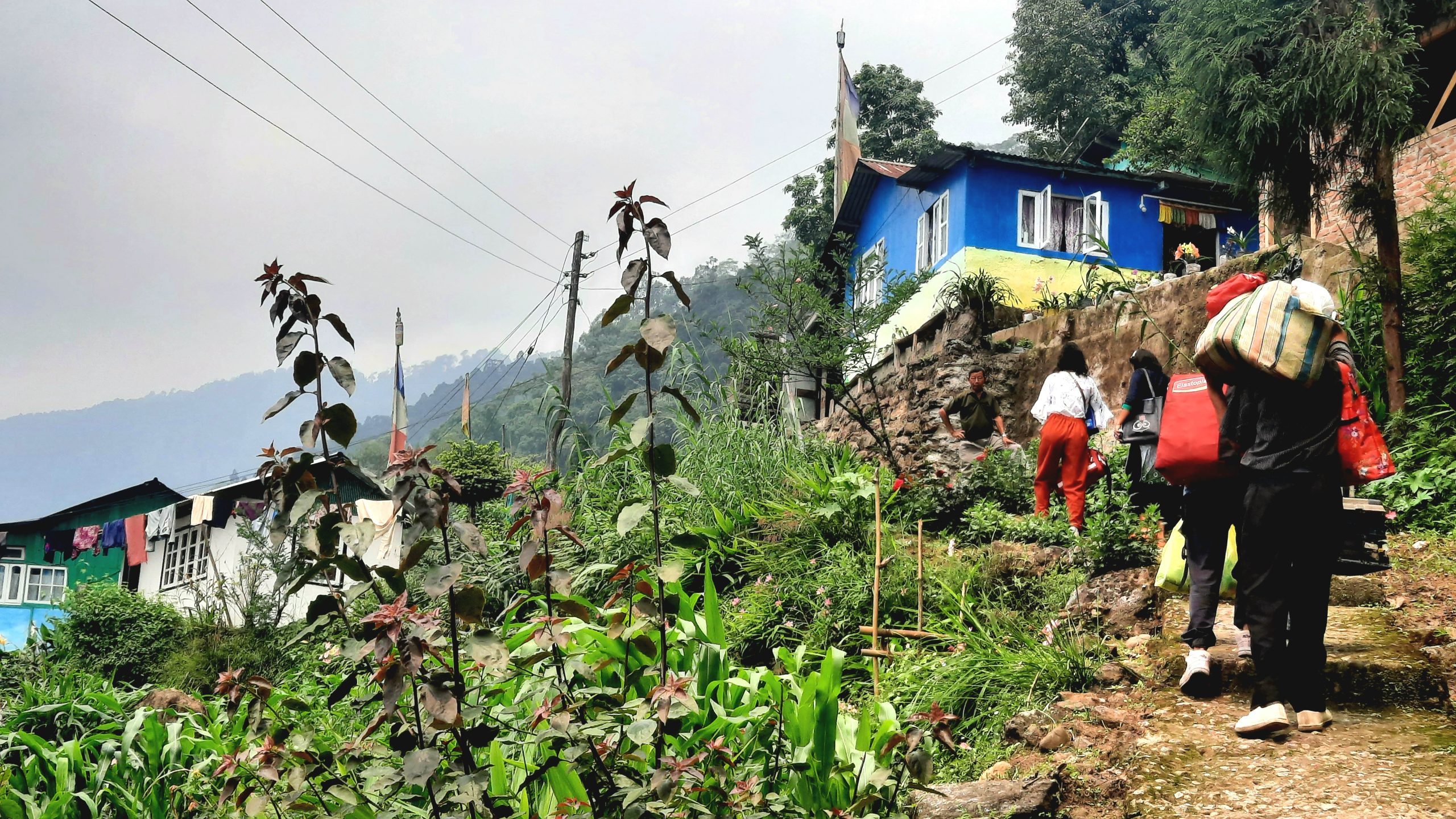 on-the-way-to-Rangli-2 Mensen lopen naar huizen in India