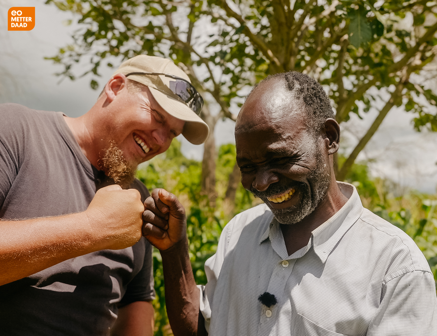 Deon & Nchenga Deon en Nchenga zijn samen blij en geven elkaar een box.