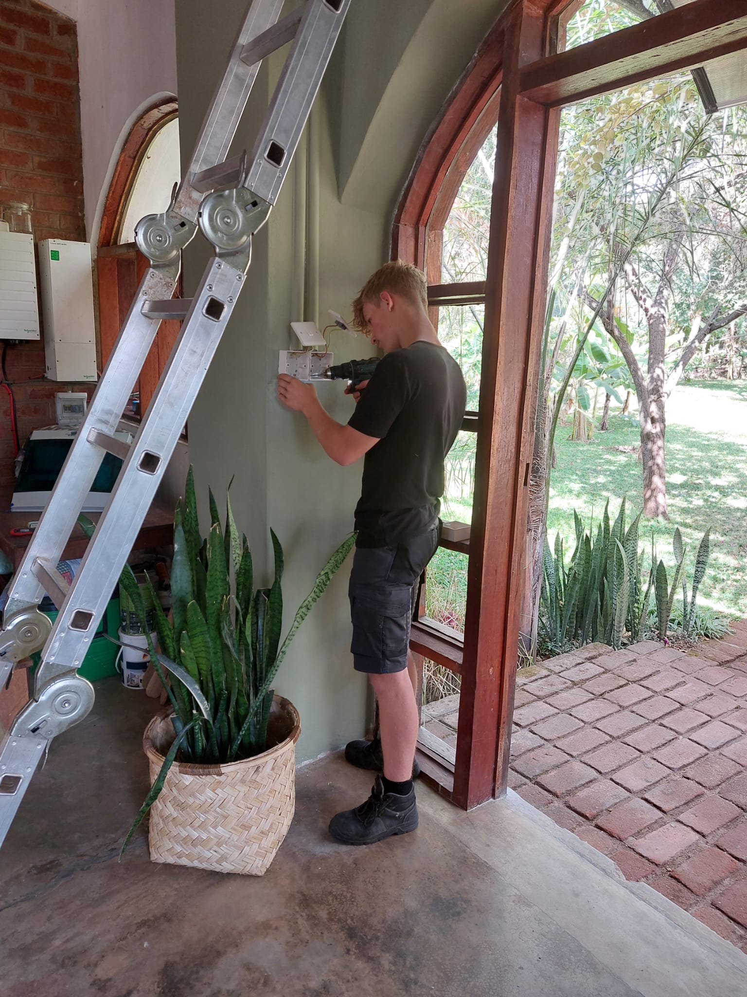 Elektricien aan het werk in Malawi