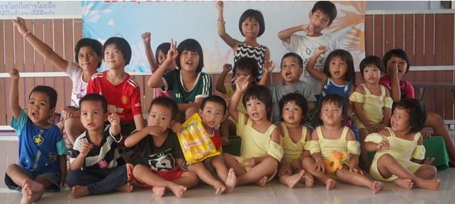 groepje kinderen in thailand met gele kleding
