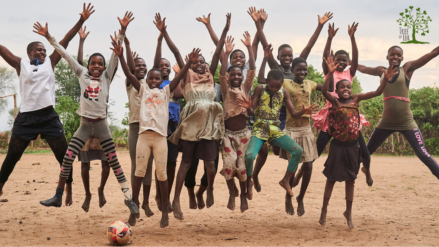 Header Kinderen springen in de lucht op voetbalveld