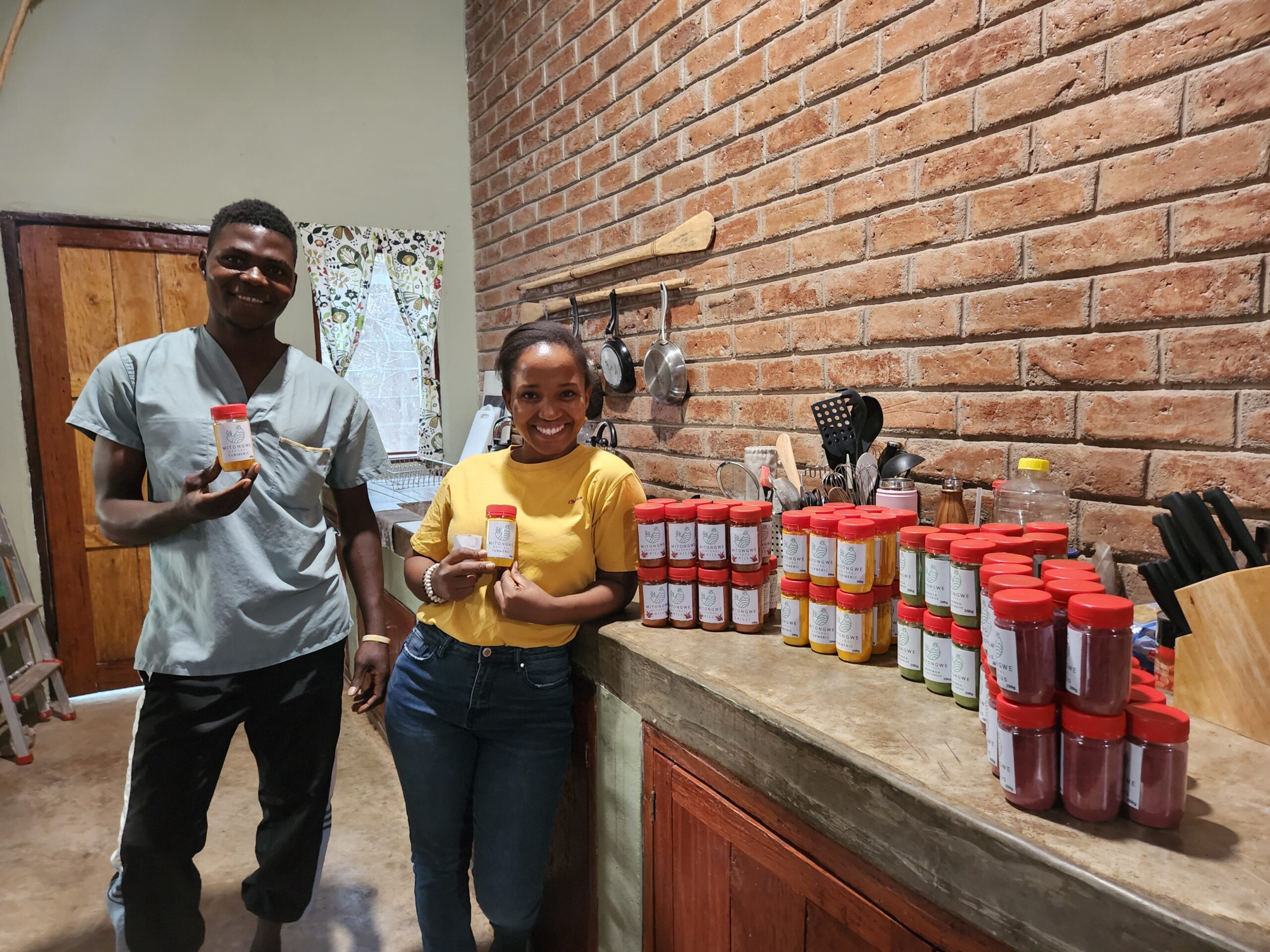 Man en vrouw poseren met kruiden in keuken in Malawi