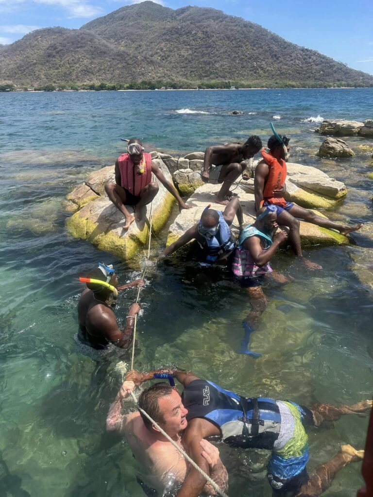 groep mensen snorkelen bij Lake Malawi