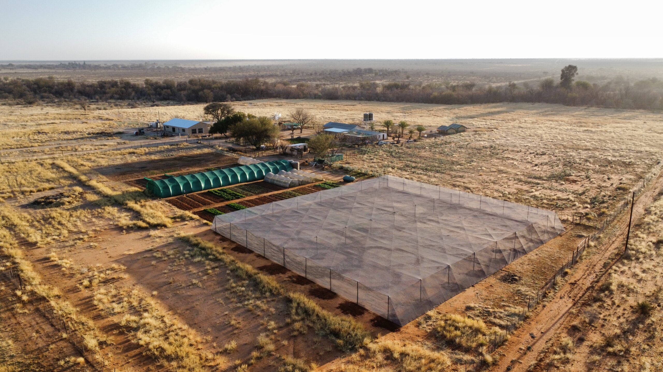 Drone zijaanzicht Lech Acharai boerderij Kassen op de boerderij van Pieter en Corina in Namibië via drone gefilmd