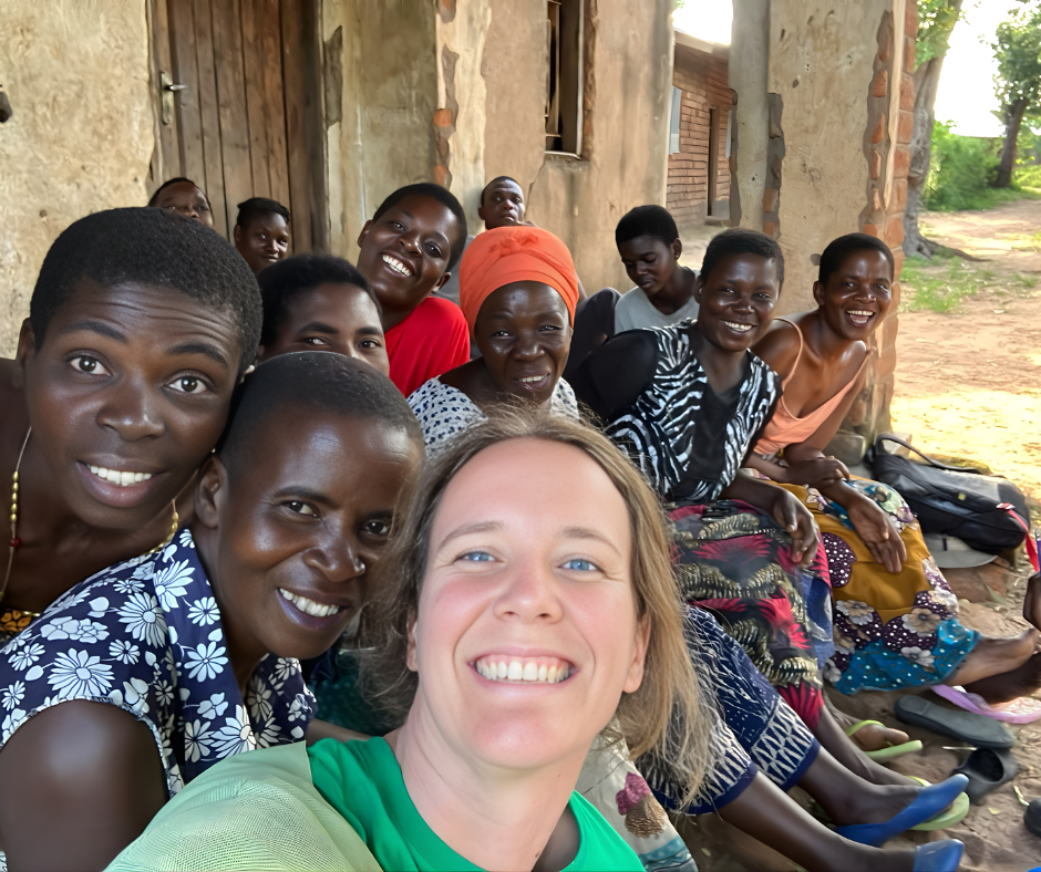Boerinnen in Malawi bespreken de voordelen van mulch in de landbouw tijdens een groepsgesprek met Berthine